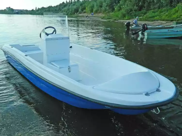Стеклопластиковая лодка Пингвин с консолью (тримаран) в Череповце