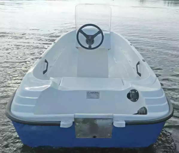 Стеклопластиковая лодка Пингвин с консолью (тримаран) в Череповце