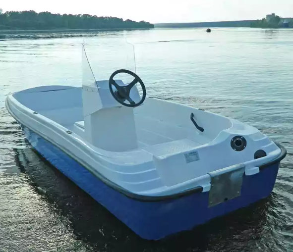 Стеклопластиковая лодка Пингвин с консолью (тримаран) в Череповце