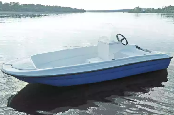 Стеклопластиковая лодка Пингвин с консолью (тримаран) в Череповце