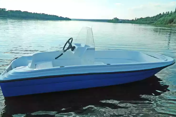 Стеклопластиковая лодка Пингвин с консолью (тримаран) в Череповце