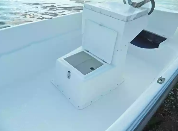 Стеклопластиковая лодка Пингвин с консолью (тримаран) в Череповце