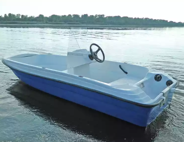 Стеклопластиковая лодка Пингвин с консолью (тримаран) в Череповце