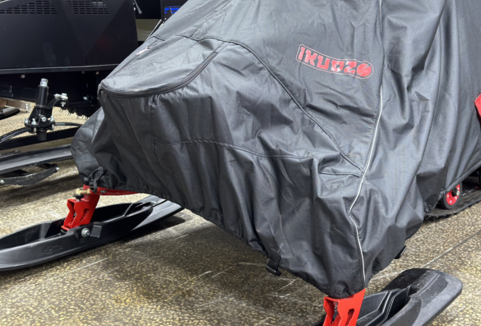 Чехол транспорт. снегохода IKUDZO HUNTER черно-красный Оксфорд ПРЕМИУМ качества с лого IKUDZO в Череповце